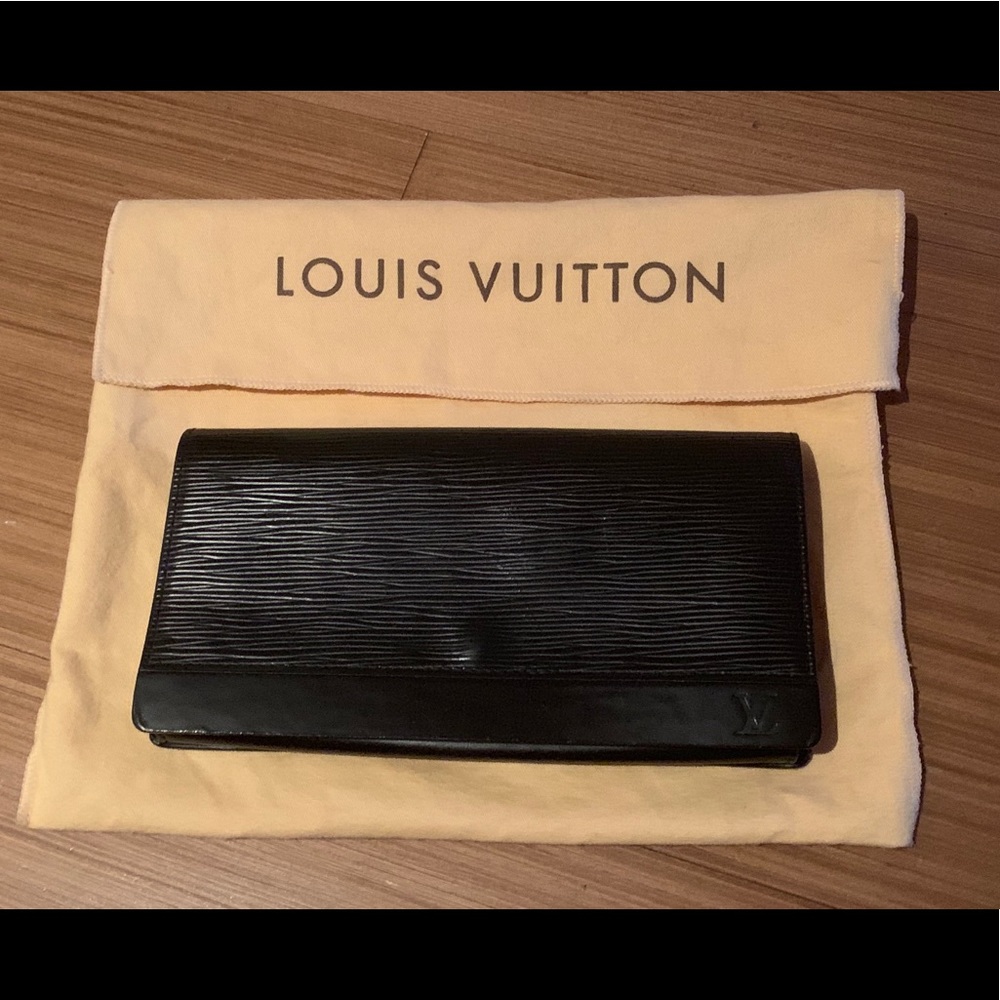 Epi noir LV clutch